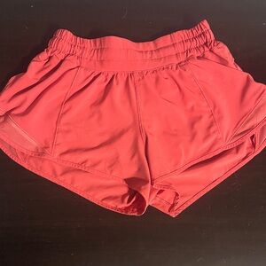 lululemon size 4 low rise hotty hot shorts 2.5” color lipgloss